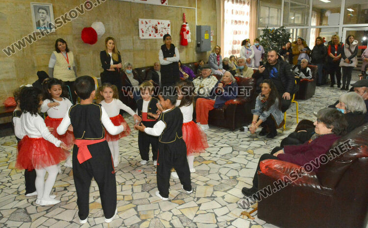 Децата от градина „Вихрогонче“ посрещнаха с много настроение Баба Марта в дома за възрастни