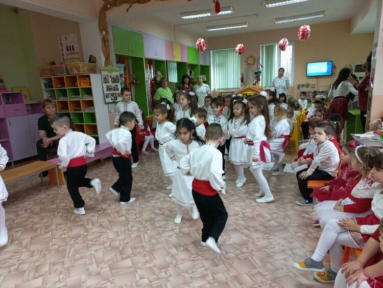 Баба Марта посети детските градини в община Димитровград