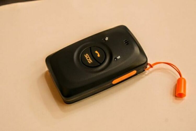 Безплатни устройства за проследяване получиха родители на деца и младежи със специални образователни потребности в община Перник