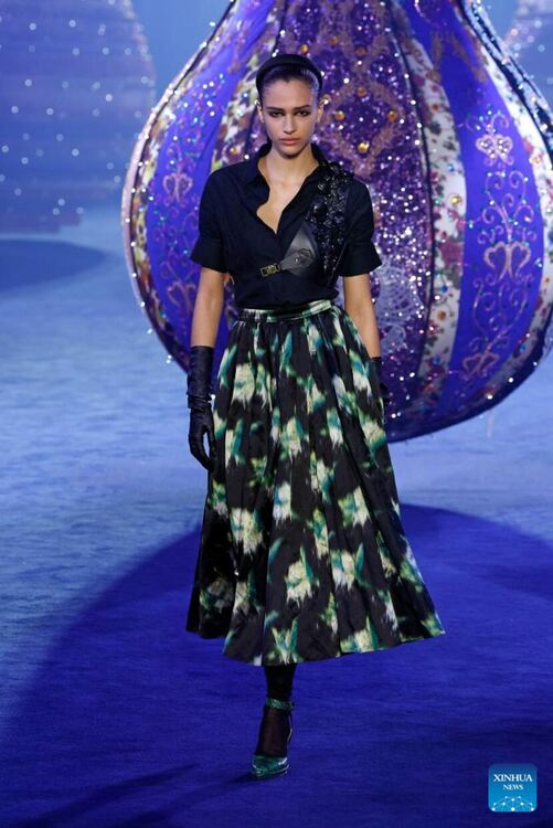 Dior се връща към 50-те със свръхмодерни визии