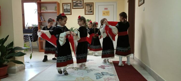 Деца от ДГ "Слънце" отправиха първомартенски поздрав към екипа на РУО