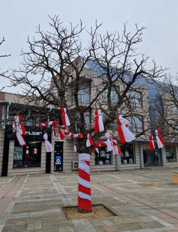 Първомай приветства баба Марта с празнична украса