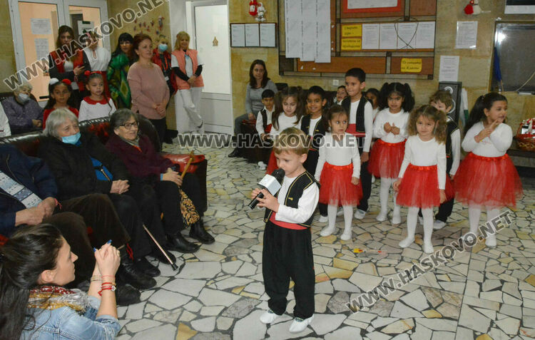 Децата от градина „Вихрогонче“ посрещнаха с много настроение Баба Марта в дома за възрастни