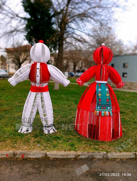 Огромни мартеници в Момчилград за Баба Марта