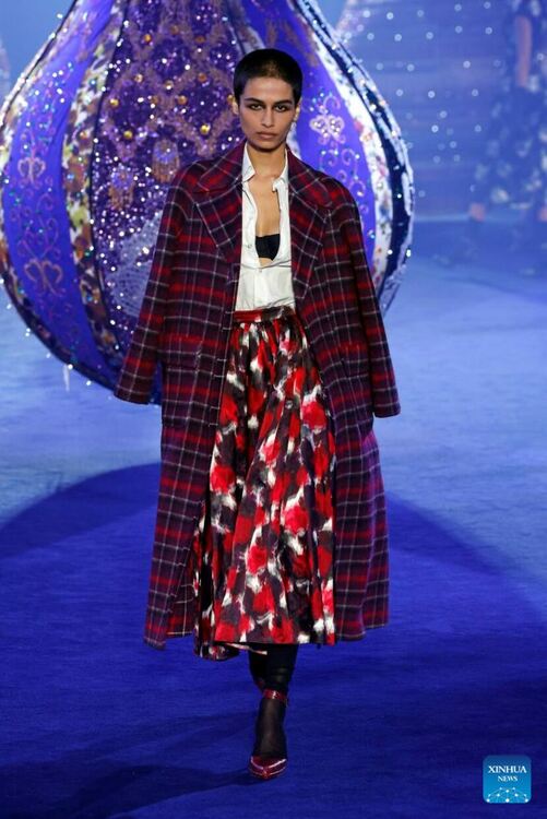 Dior се връща към 50-те със свръхмодерни визии