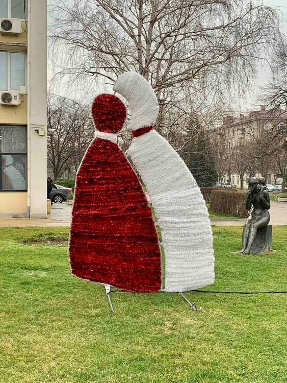 Стилна мартенска украса в Димитровград и мартеница "Аз обичам Димитровград" за гражданите