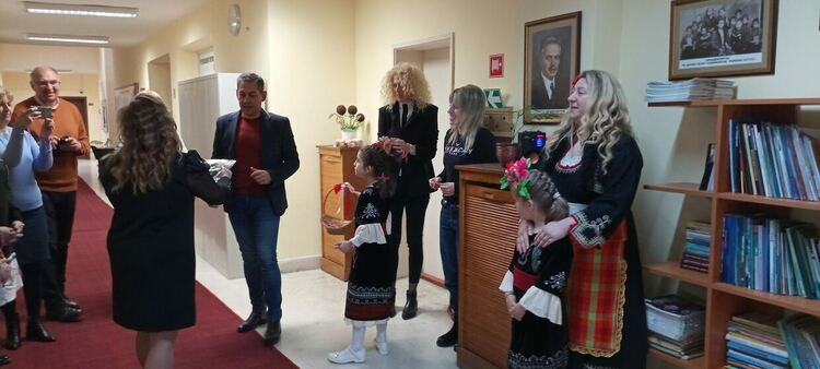 Деца от ДГ "Слънце" отправиха първомартенски поздрав към екипа на РУО