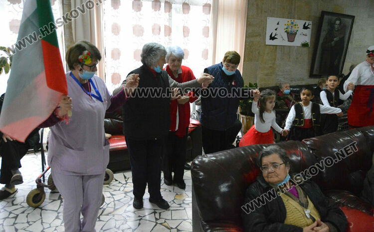 Децата от градина „Вихрогонче“ посрещнаха с много настроение Баба Марта в дома за възрастни