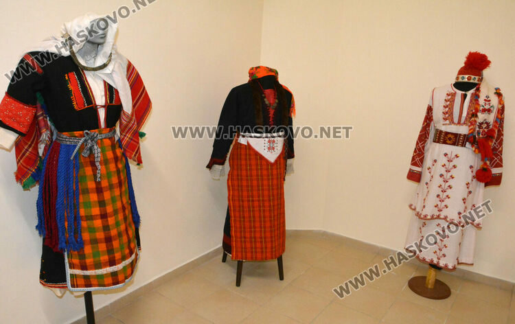 Старите носии от колекцията на Златка Господинова „разказват“ за стари времена, нрави и вярвания