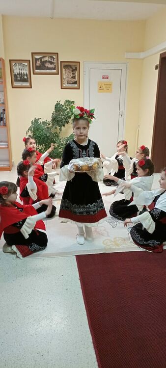 Деца от ДГ "Слънце" отправиха първомартенски поздрав към екипа на РУО