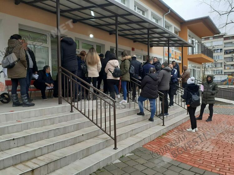 Опашки от родители се извиха пред детските градини в Кърджали,някои са осъмнали в колите си в очакване на ред 