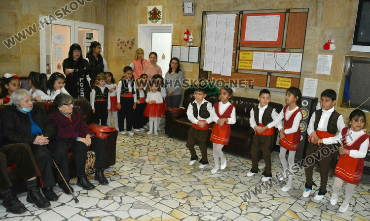 Децата от градина „Вихрогонче“ посрещнаха с много настроение Баба Марта в дома за възрастни