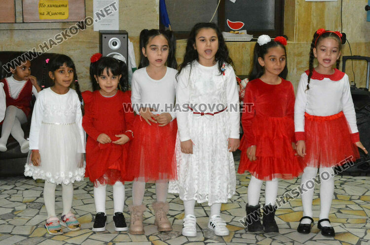 Децата от градина „Вихрогонче“ посрещнаха с много настроение Баба Марта в дома за възрастни