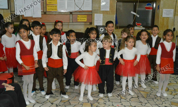 Децата от градина „Вихрогонче“ посрещнаха с много настроение Баба Марта в дома за възрастни