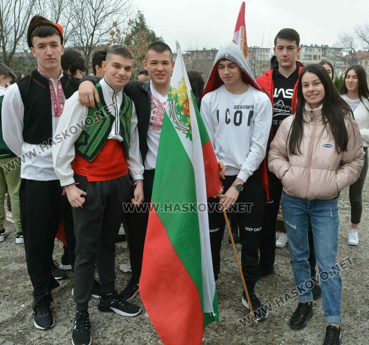 В Математическата гимназия за националния празник всяка класна стая осъмна с трибагреника