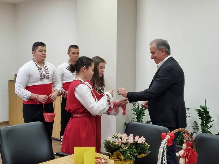 Деца и младежи на посещение в община Асеновград по случай Баба Марта (снимки)