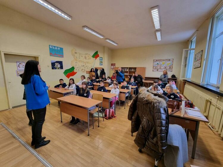 Асеновградски ученици прескачаха огън в обичая "Мартуване"