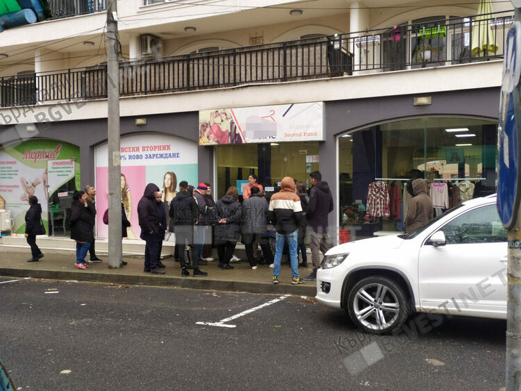 Цените на дрехите втора употреба в Кърджали гонят тези на новите, опашки за находки