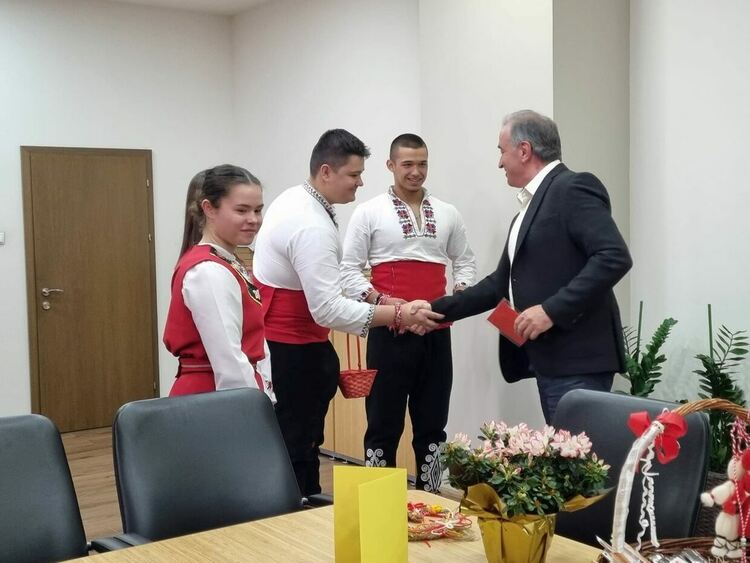 Деца и младежи на посещение в община Асеновград по случай Баба Марта (снимки)