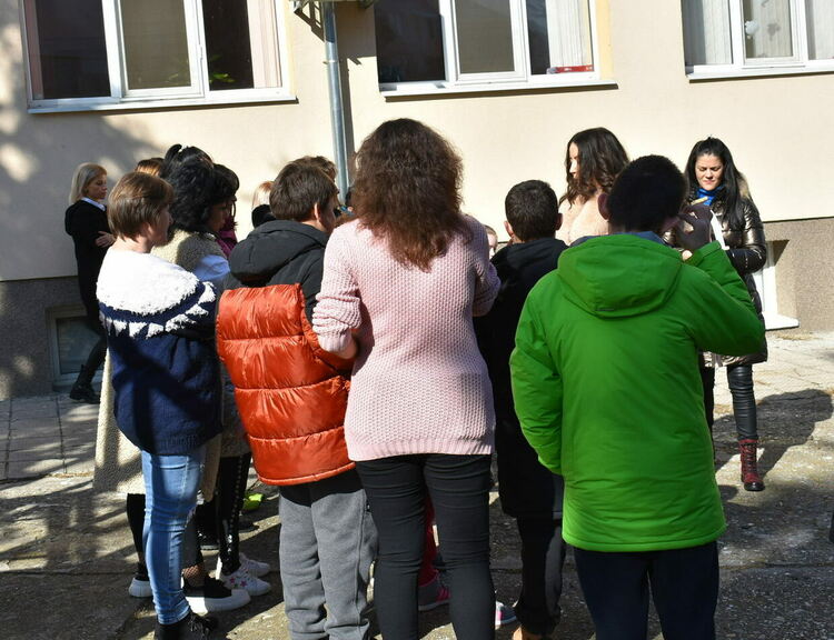 Асеновградски ученици прескачаха огън в обичая "Мартуване"