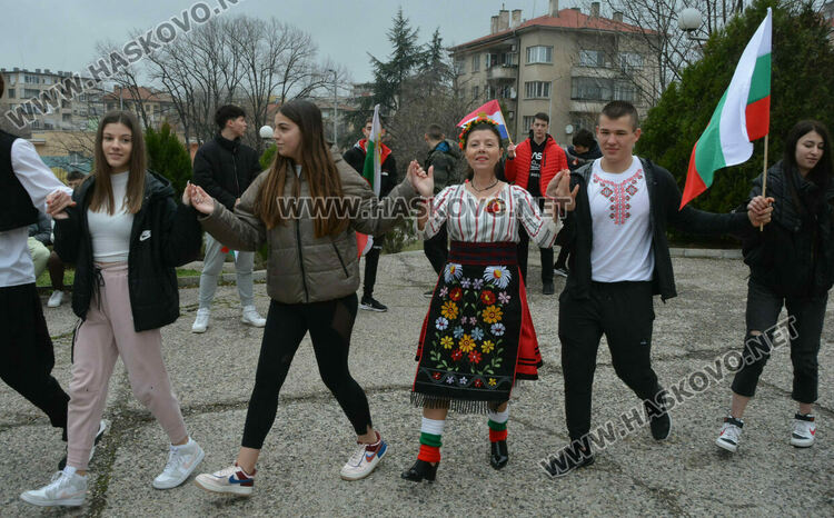 В Математическата гимназия за националния празник всяка класна стая осъмна с трибагреника