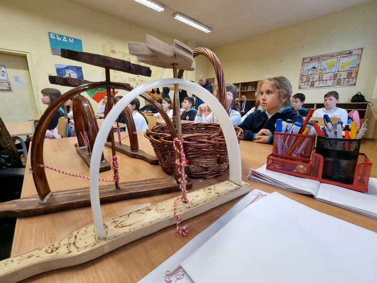 Асеновградски ученици прескачаха огън в обичая "Мартуване"