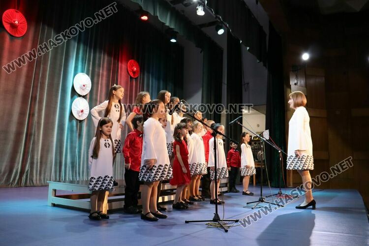 Празничен концерт на хор „Орфей“ обра овациите в Младежкия център