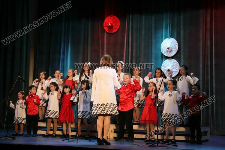 Празничен концерт на хор „Орфей“ обра овациите в Младежкия център