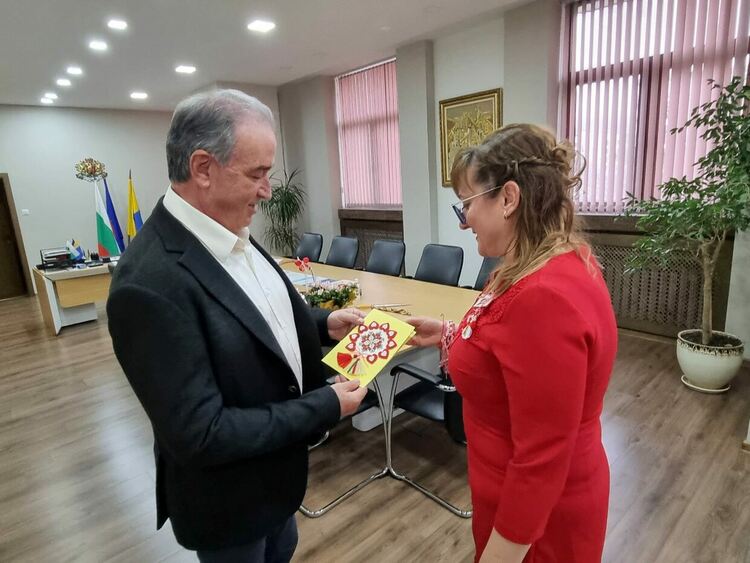 Деца и младежи на посещение в община Асеновград по случай Баба Марта (снимки)