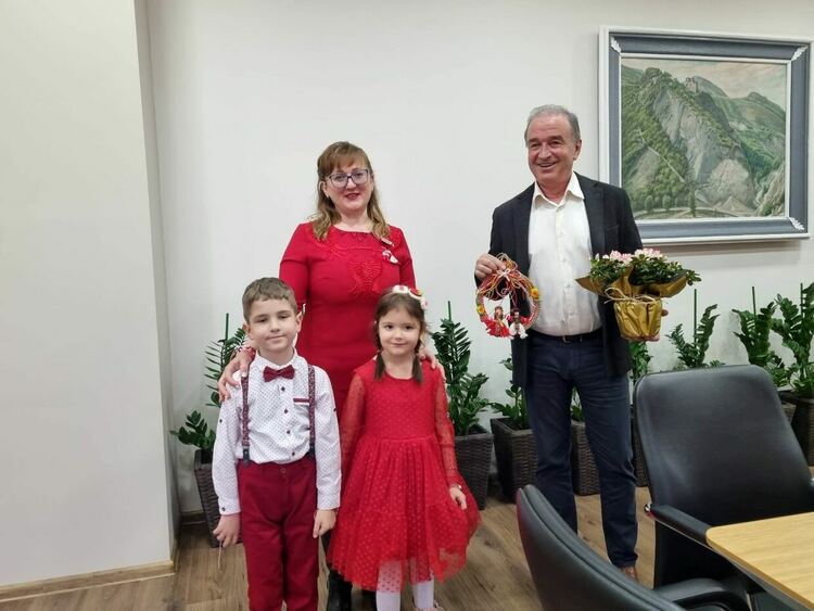 Деца и младежи на посещение в община Асеновград по случай Баба Марта (снимки)