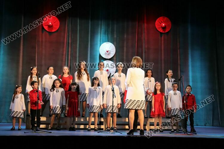 Празничен концерт на хор „Орфей“ обра овациите в Младежкия център