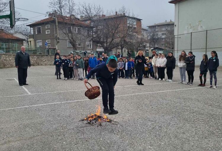 Асеновградски ученици прескачаха огън в обичая "Мартуване"