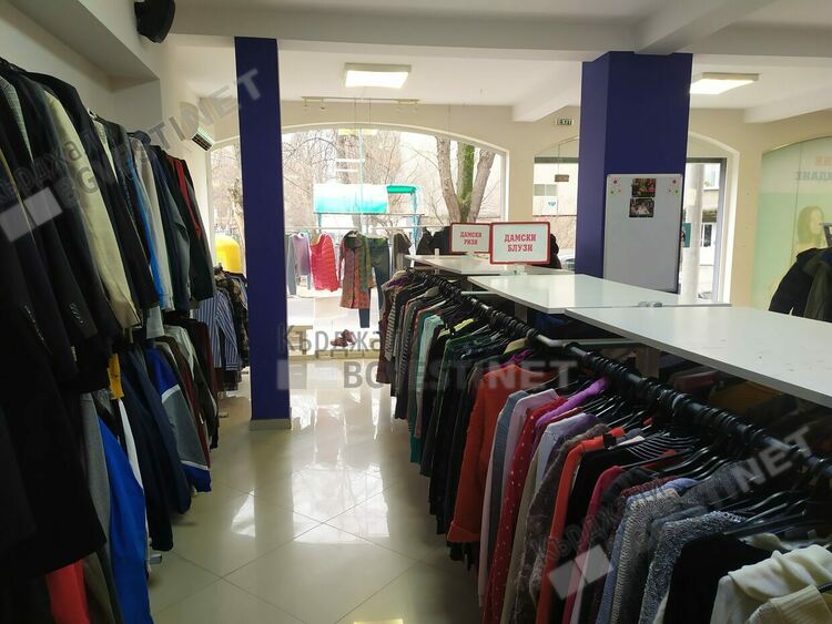 Цените на дрехите втора употреба в Кърджали гонят тези на новите, опашки за находки