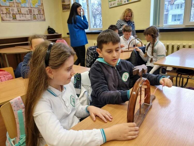 Асеновградски ученици прескачаха огън в обичая "Мартуване"