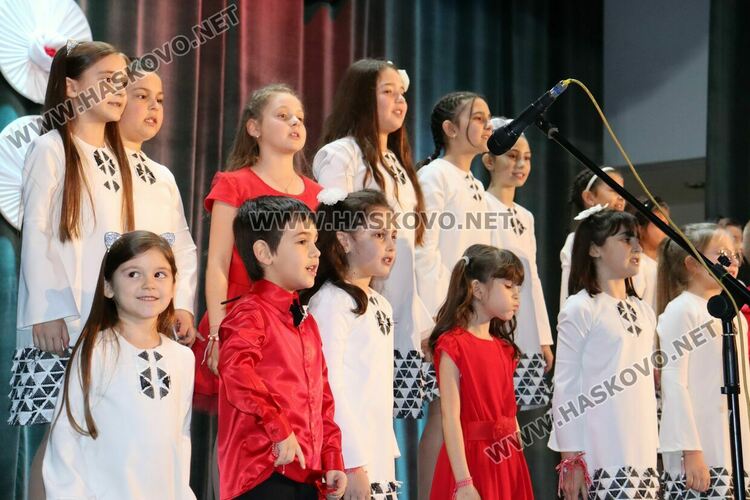 Празничен концерт на хор „Орфей“ обра овациите в Младежкия център