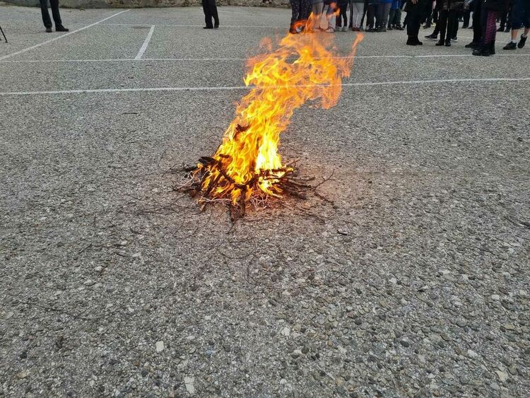 Асеновградски ученици прескачаха огън в обичая "Мартуване"