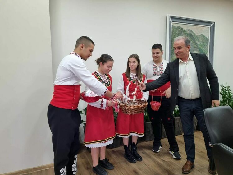 Деца и младежи на посещение в община Асеновград по случай Баба Марта (снимки)