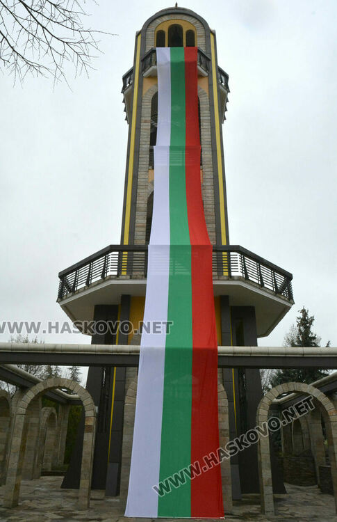 Хасково посреща 3-ти март с 30-метров трибагреник на камбанарията