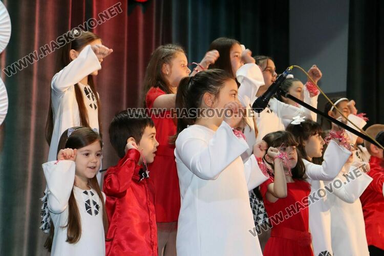 Празничен концерт на хор „Орфей“ обра овациите в Младежкия център
