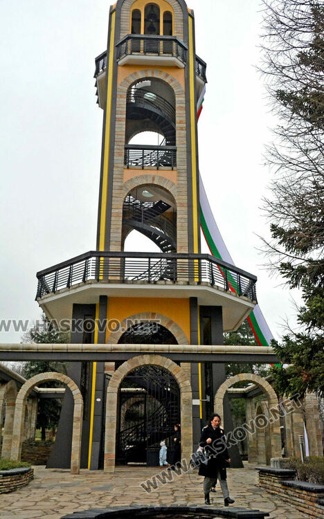 Хасково посреща 3-ти март с 30-метров трибагреник на камбанарията