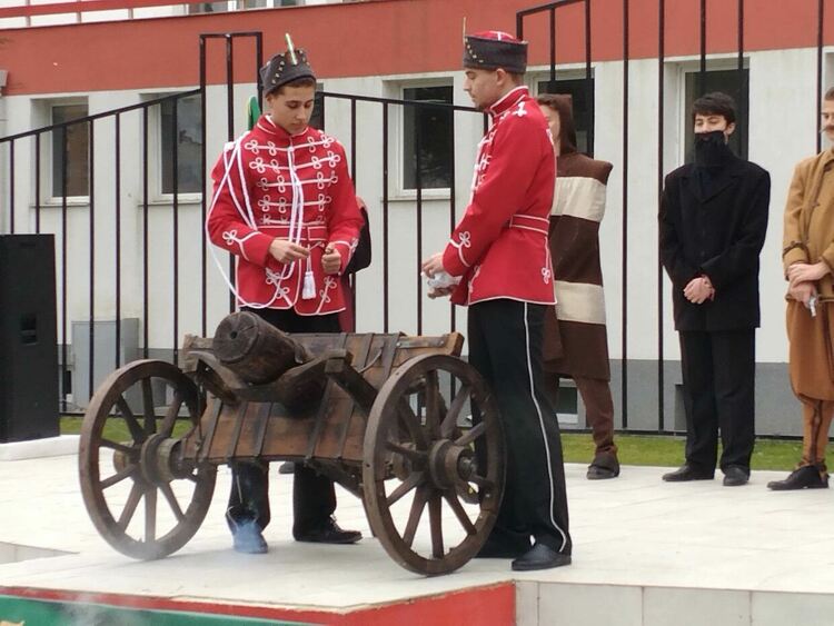 Топчето „пукна“ за пореден път в „Славейков“