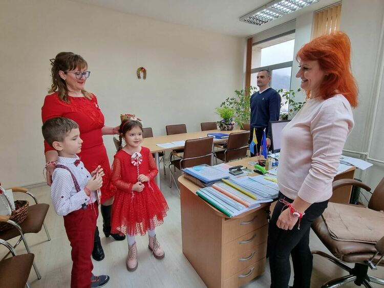 Деца и младежи на посещение в община Асеновград по случай Баба Марта (снимки)