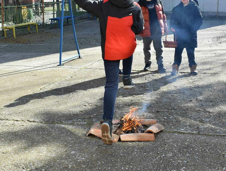Асеновградски ученици прескачаха огън в обичая "Мартуване"