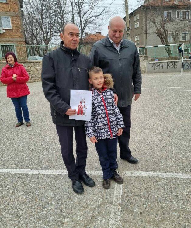 Асеновградски ученици прескачаха огън в обичая "Мартуване"