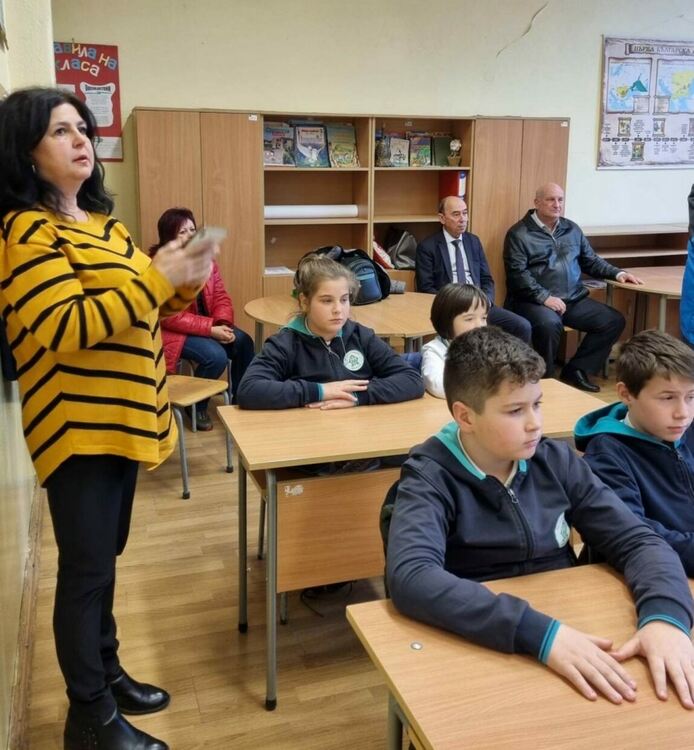 Асеновградски ученици прескачаха огън в обичая "Мартуване"