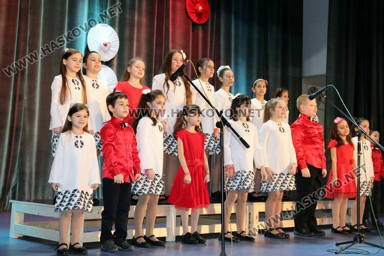 Празничен концерт на хор „Орфей“ обра овациите в Младежкия център