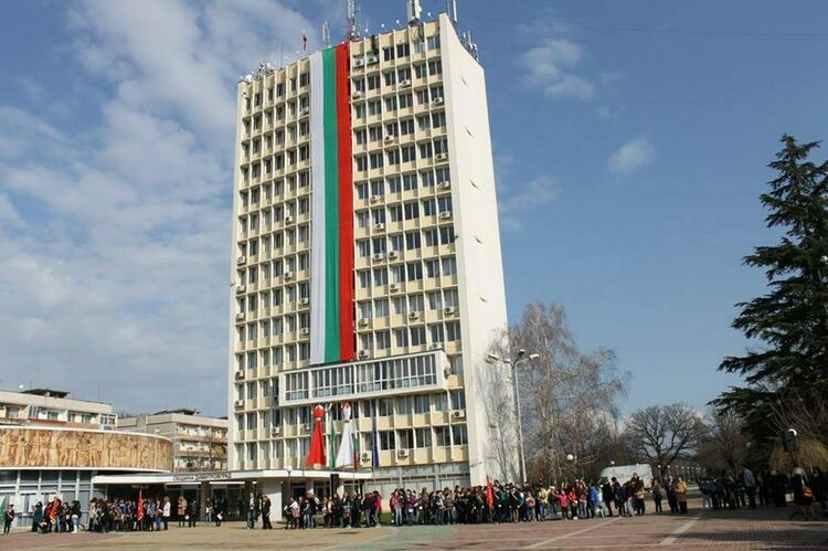 Община Димитровград раздава трибагреници по повод 3 март