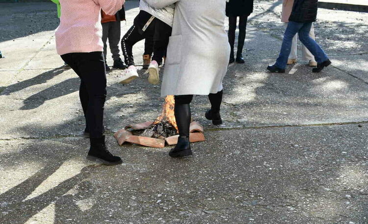 Асеновградски ученици прескачаха огън в обичая "Мартуване"