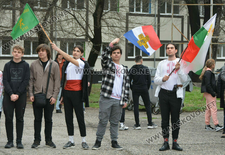 В Математическата гимназия за националния празник всяка класна стая осъмна с трибагреника