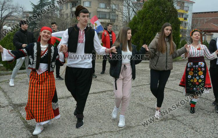 В Математическата гимназия за националния празник всяка класна стая осъмна с трибагреника